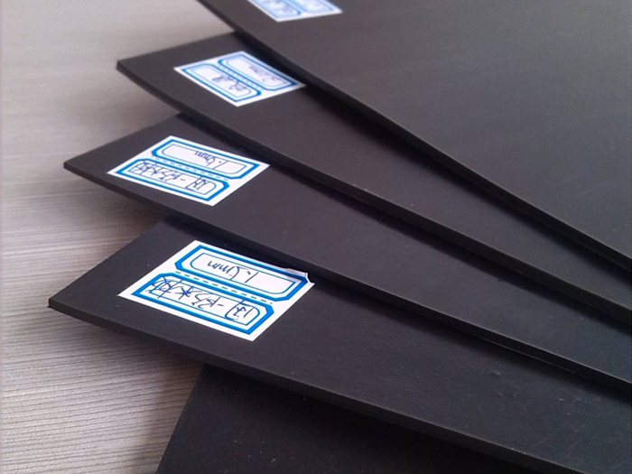 防滲土工膜鋪設過程的縫合工作