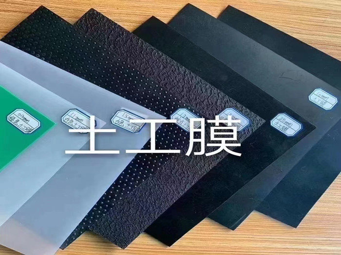 防滲膜可避免雨水對高速公路造成穩(wěn)定性影響